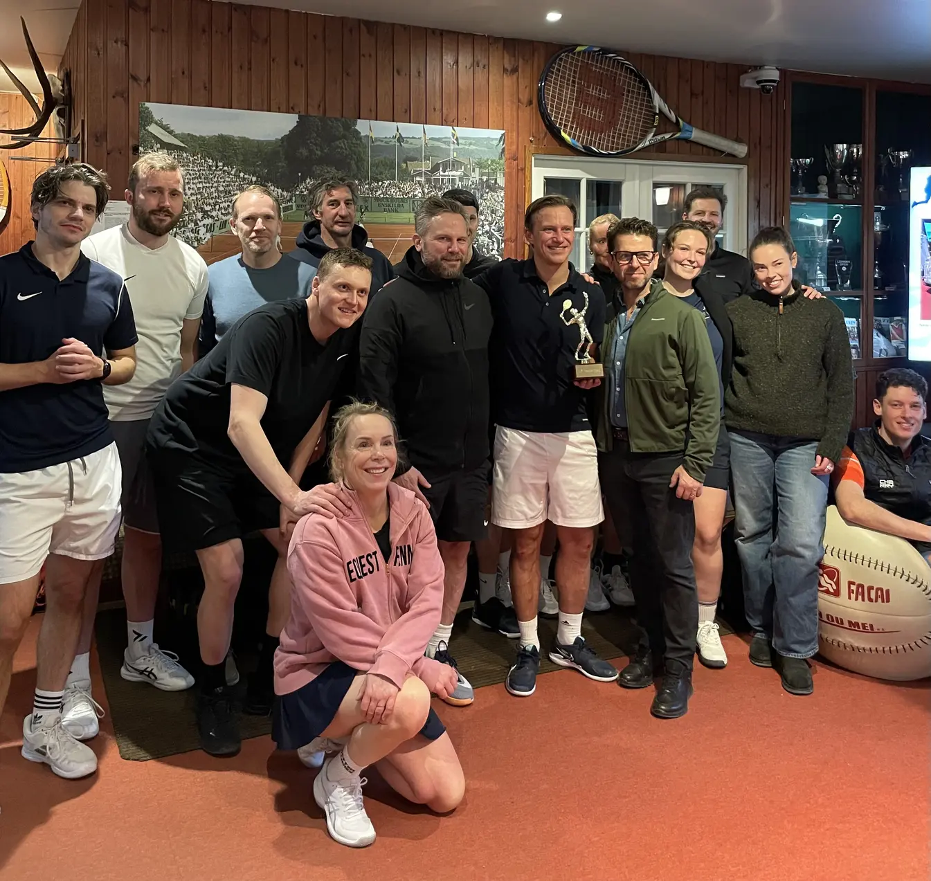 LP Tennis spelare samlade efter turnering i Stockholms Tennishall – gemenskap och tennissällskap